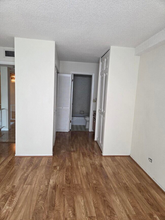 Building Photo - 3720 Inverrary Dr