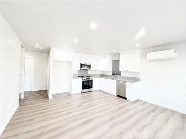 Building Photo - 401 W Erna Ave