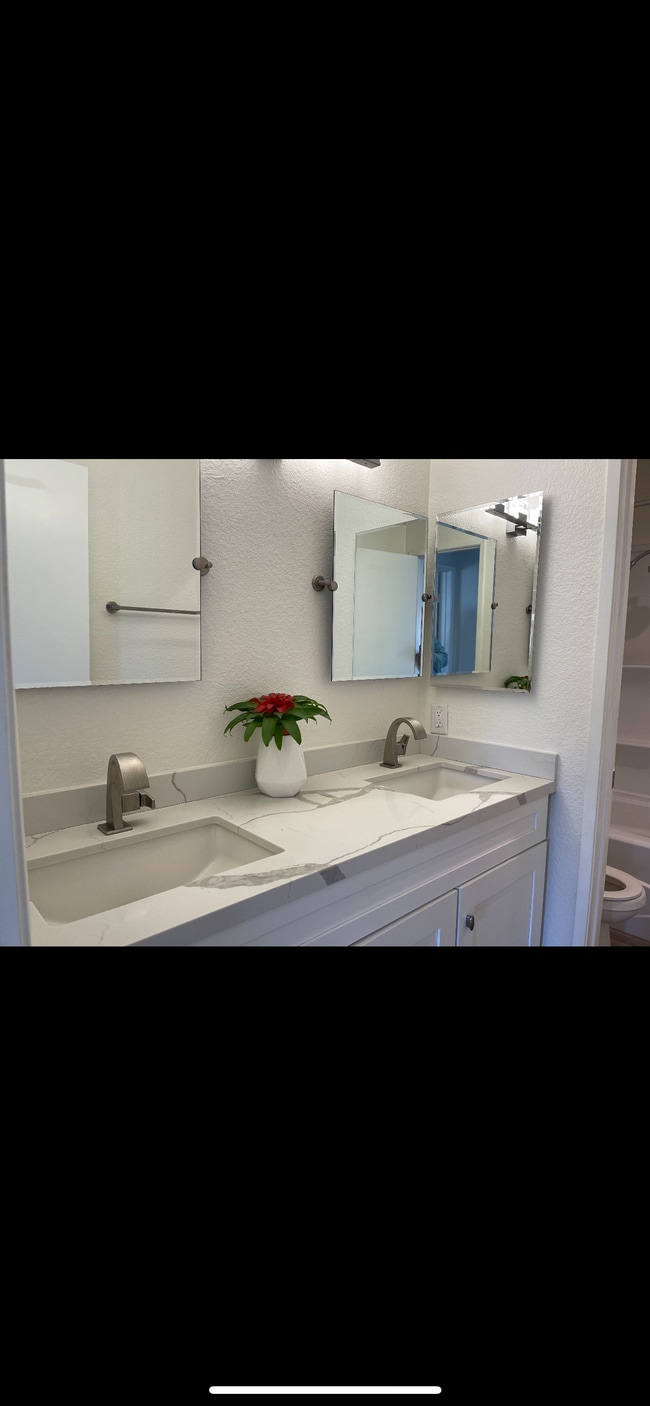 Building Photo - 4396 Howard Ave