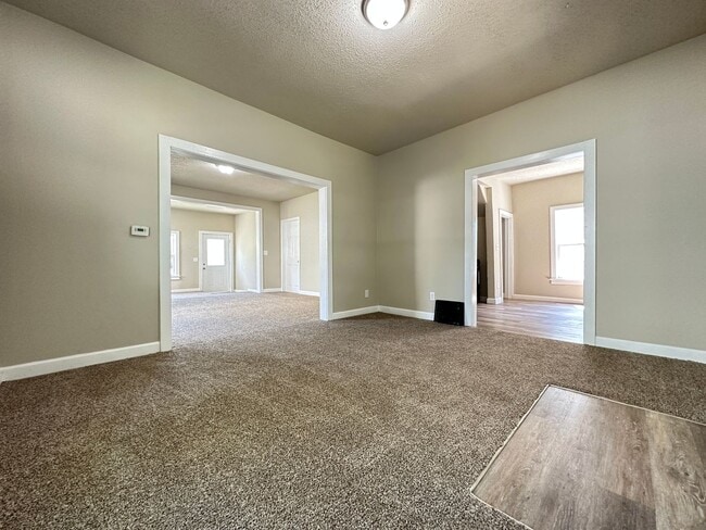 Building Photo - Updated 3 Bedroom 1,800 SQFT Home for Rent
