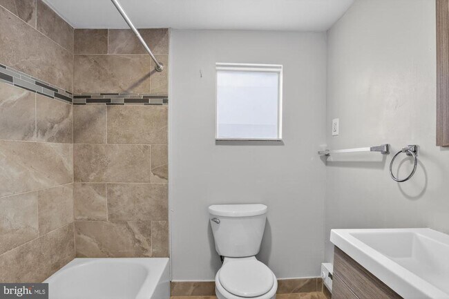 Building Photo - 1733 W Oxford St