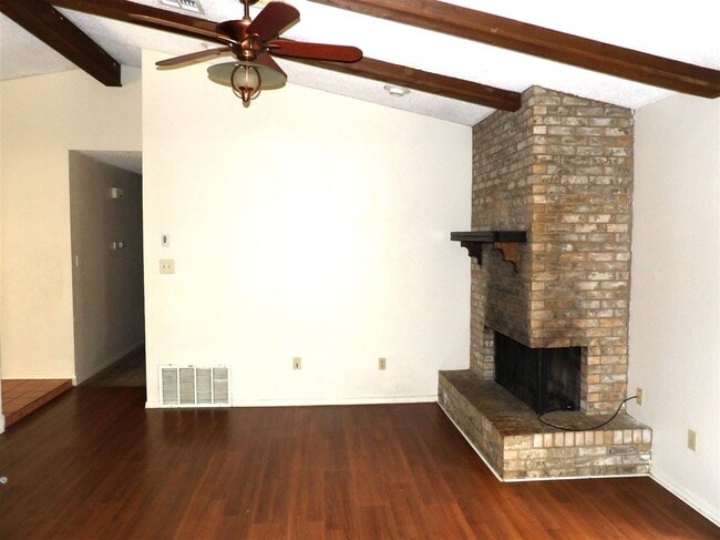 Building Photo - 4632 NE Dearborn Ave