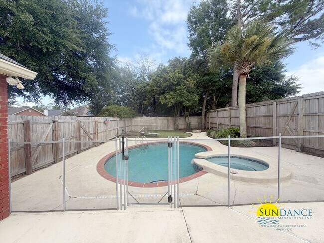 Building Photo - Spacious 5-Bedroom Home with Heated Pool & Hot Tub in Niceville!