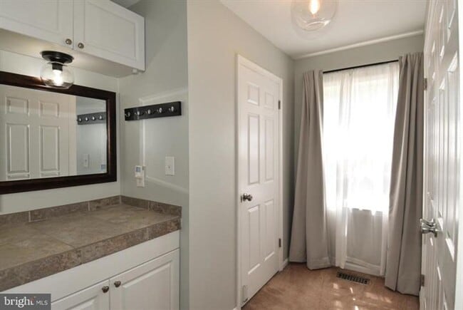 Building Photo - Set within the sought after community of Runnymeade, this beautifully maintained townhome offers ...