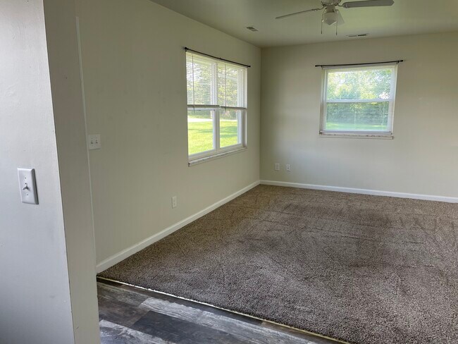 Building Photo - 93 E Hope Dr