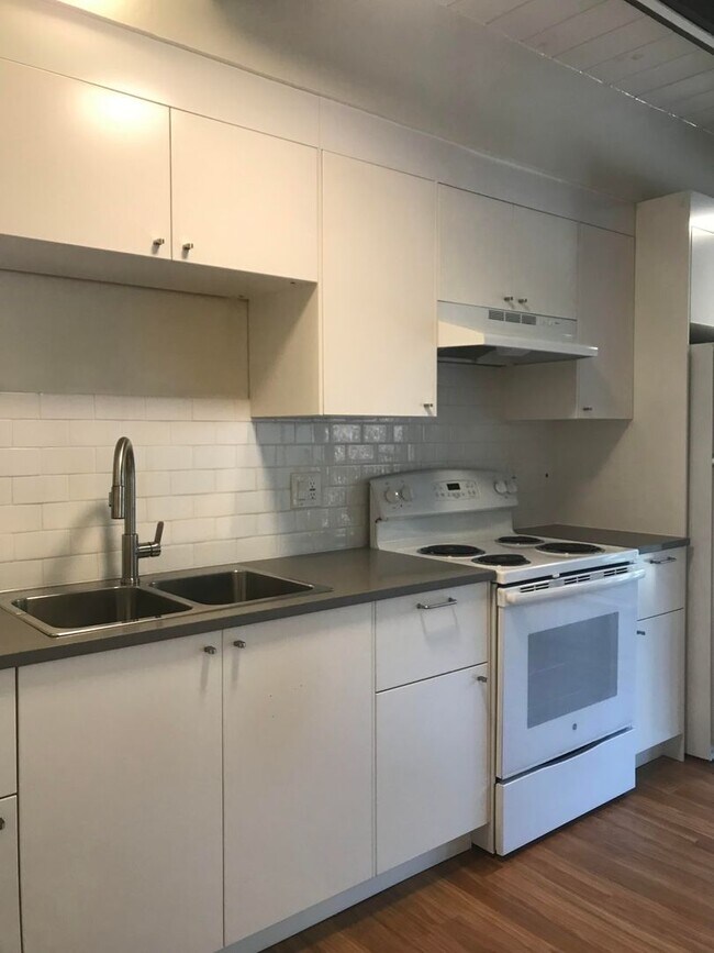 Building Photo - Tranquil and Remodeled 2BR/1BA Updated Uni...