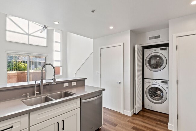 Building Photo - Well maintained two-story condo - Bright End Unit - Lease Terms Options Outlined in Description