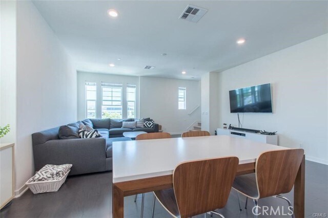 Building Photo - 140 Paramount