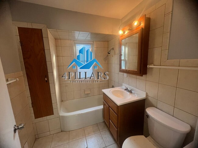 Building Photo - "Charming 3-Bedroom Home with Spacious Lay...