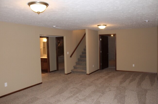Building Photo - Home in Excellent Family Neighborhood