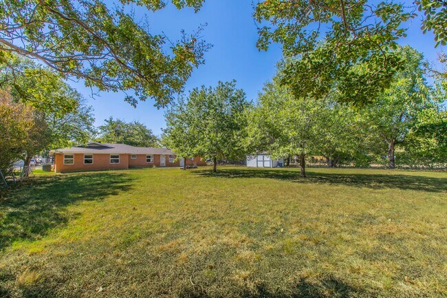 Building Photo - Stylish & Spacious 3-Bed Home