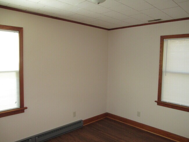 Building Photo - 3 Bedroom, 2 Bath home on a large lot with...