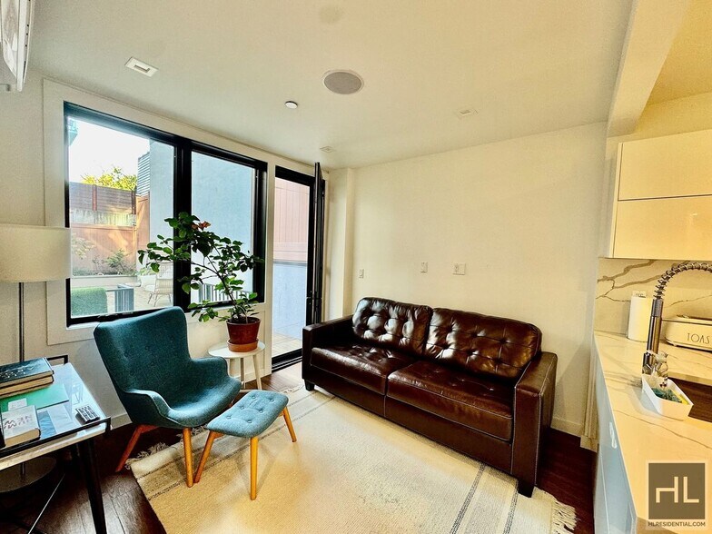Building Photo - Stunning 1 bedroom with Condo finishes W/D and DW Lare Private Outdoor space close to the N line