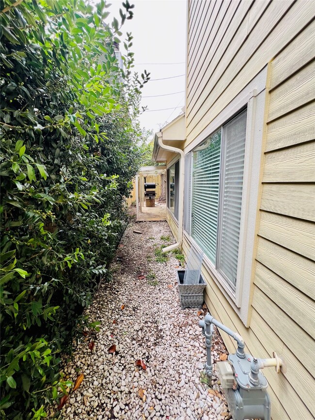 Building Photo - 16079 Hidden Acres Dr
