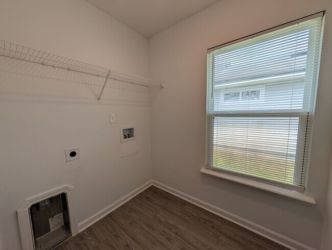 Building Photo - NOW AVAILABLE - 3/2 Duplex on this 12 mo Lease - Conveniently located off Lewis Speedway near St ...