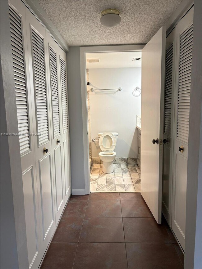 Building Photo - 702 Sunny Pine Way