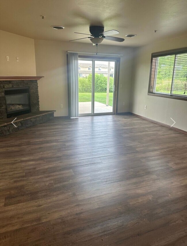 Building Photo - 2 Bedroom, 2 Bathroom Lower Available