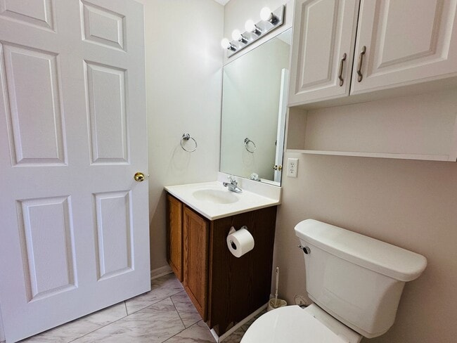 Building Photo - 2BR Condo with Garage | Vaulted Ceilings | Real Hardwood Floors | Gas Fireplace | Near UT & Downt...