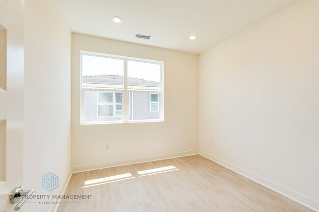 Building Photo - Brand New Built 3 Bed 2.5 Bath Flex Townhouse in Ontario!