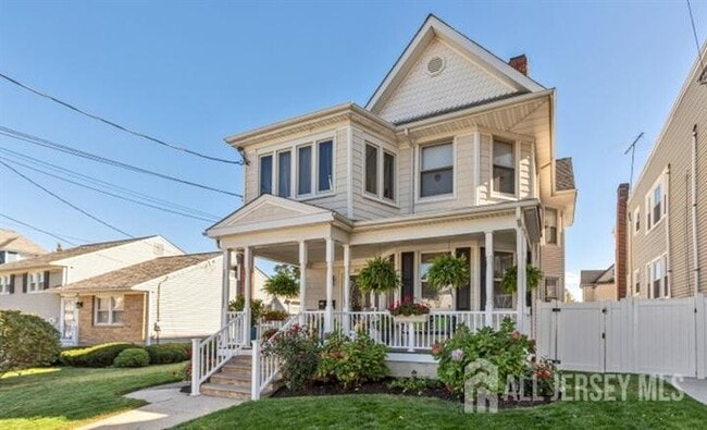 Building Photo - 353 Main St