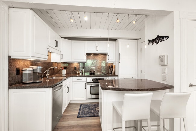 Building Photo - 916 E Hopkins Ave