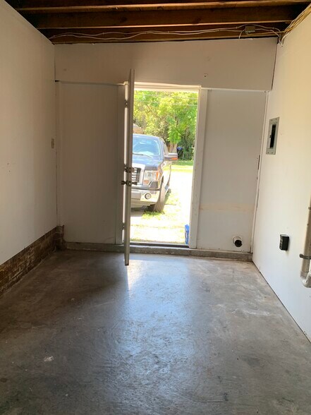 storage - 2604 Dellwood Ave