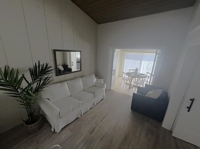 Building Photo - 907A Gibbs Rd