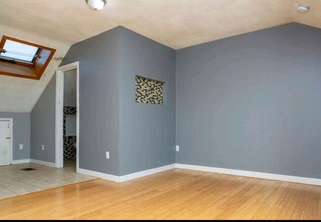 Building Photo - Life is better by the beach! Beach side townhouse 3bed 2.5 bath 1 garage,  master suite with priv...