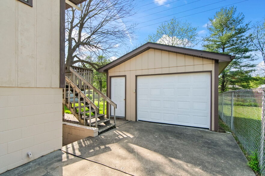 Building Photo - 204 Saxon Dr