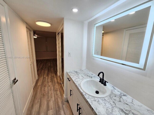 Building Photo - 18021 Biscayne Blvd