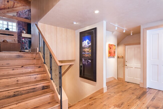 Building Photo - 437 W Smuggler St