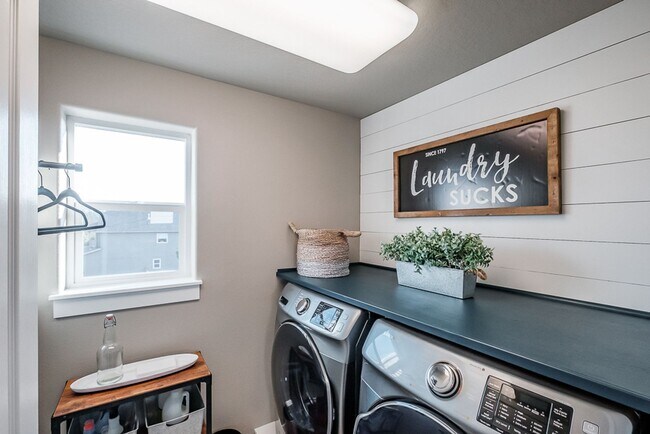 Building Photo - Beautiful 3 Bedroom on Large Corner Lot!