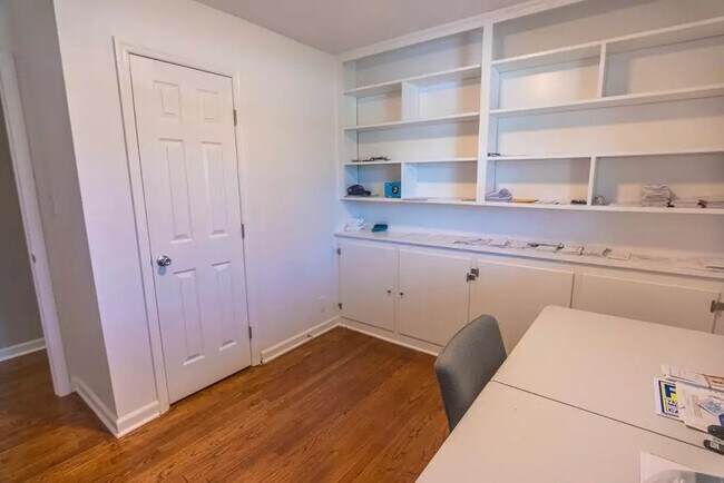 Building Photo - 614 Camellia St N E