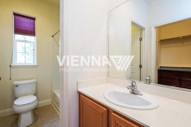 Building Photo - 48 Villa Gardens Ct