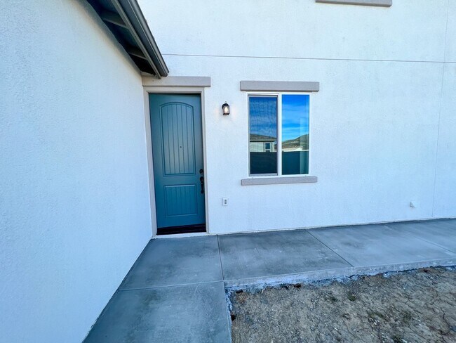 Building Photo - 5 Bedroom home with FULL MOTHER IN LAW SUI...