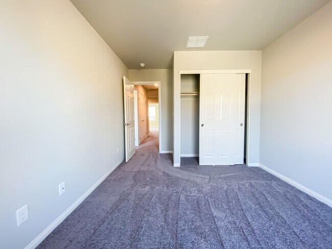 Building Photo - GATED 3 BED 2 BATH 2 CAR GARAGE SINGLE FAM...