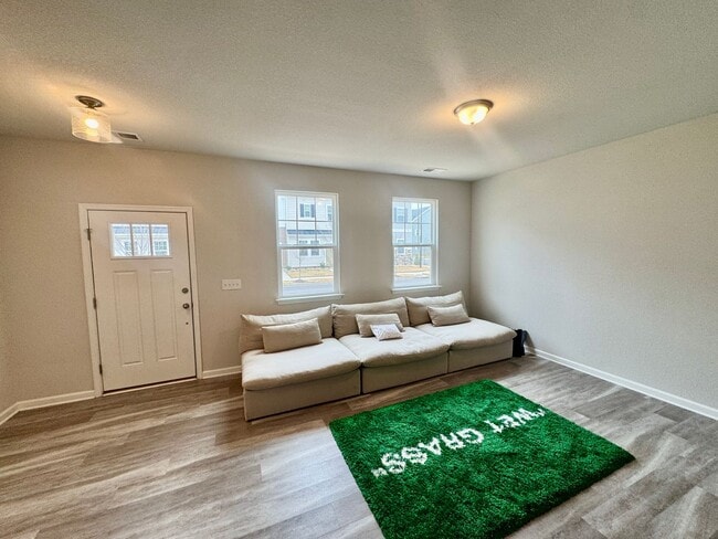 Building Photo - Spacious 3 Bedroom Townhouse