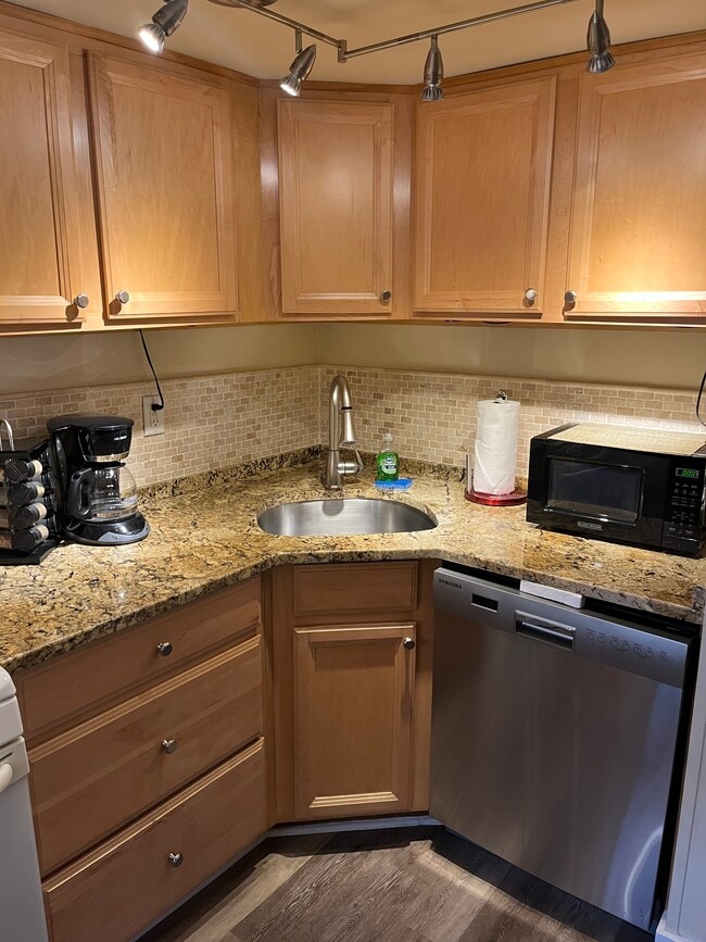 Building Photo - 147 E Chestnut St