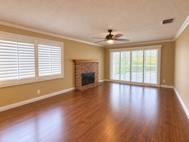 Building Photo - 606 Pinecrest Ln