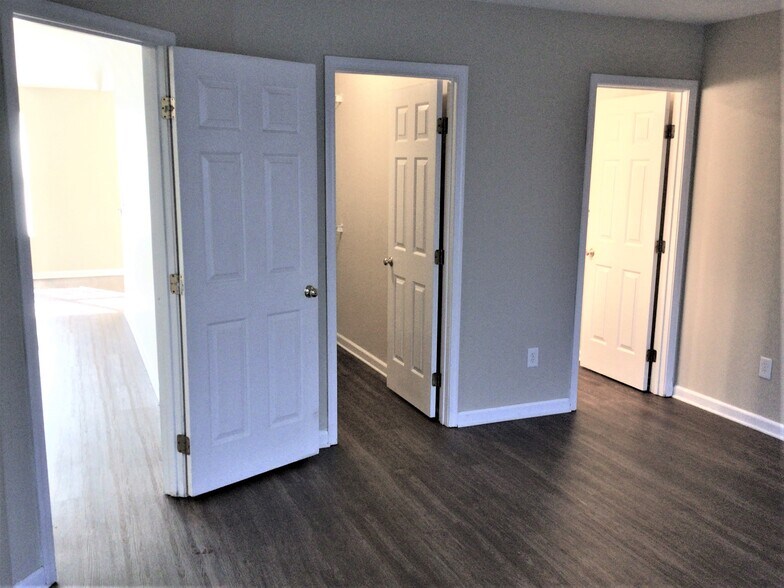 Building Photo - 2456 Miami Village Dr