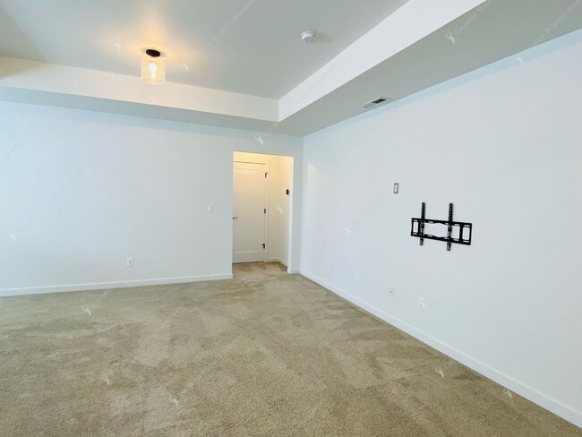 Building Photo - Bright & Spacious SE Bend Retreat with Vau...