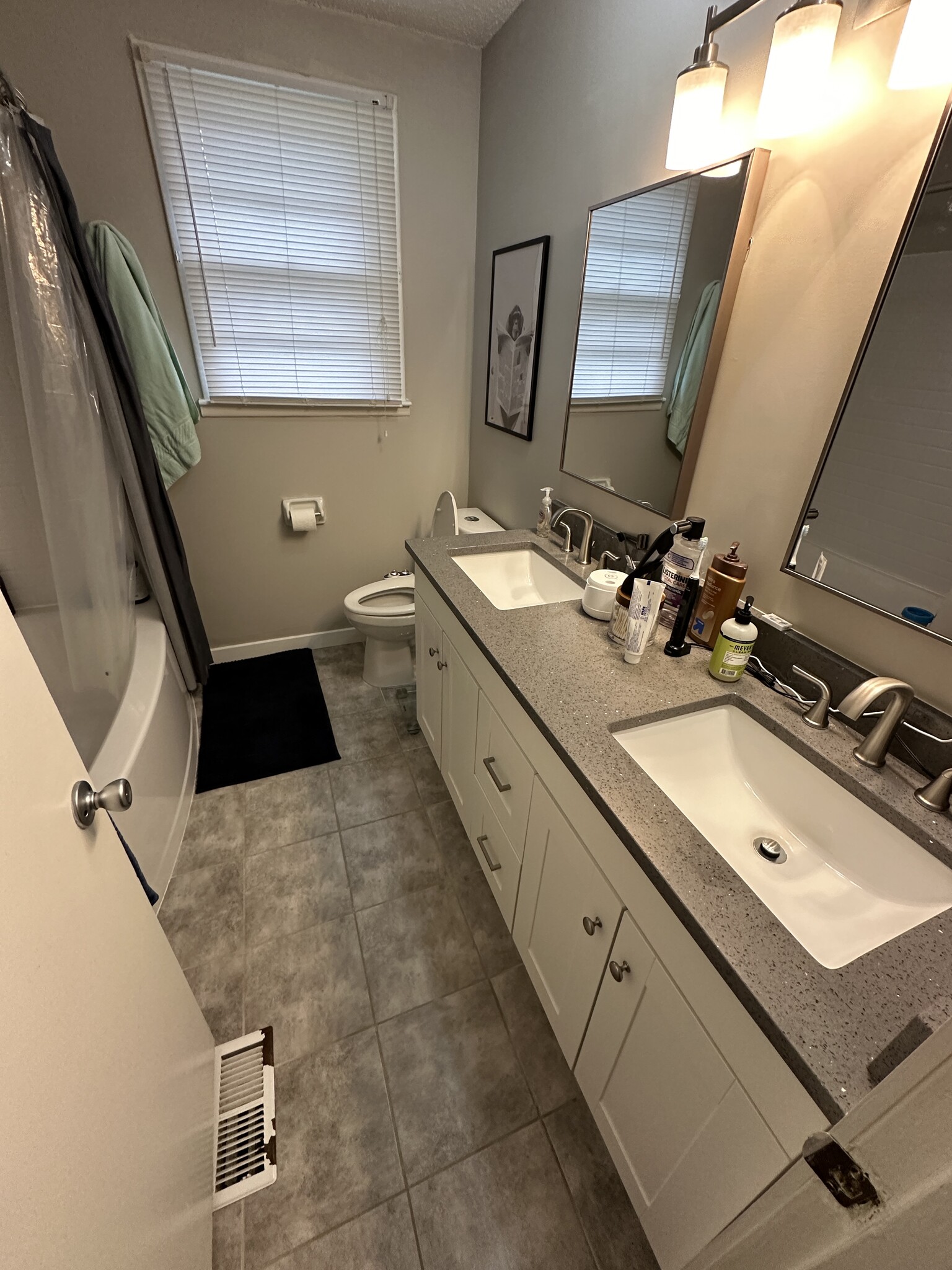 Double vanity with quartz countertop - 6515 Thunderbird Dr