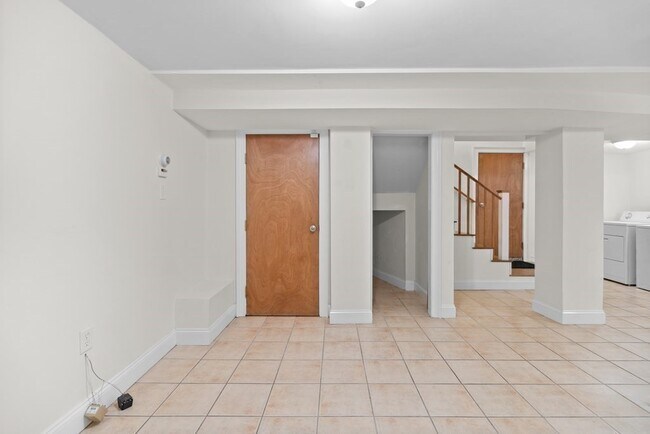 Building Photo - 175 Elm St