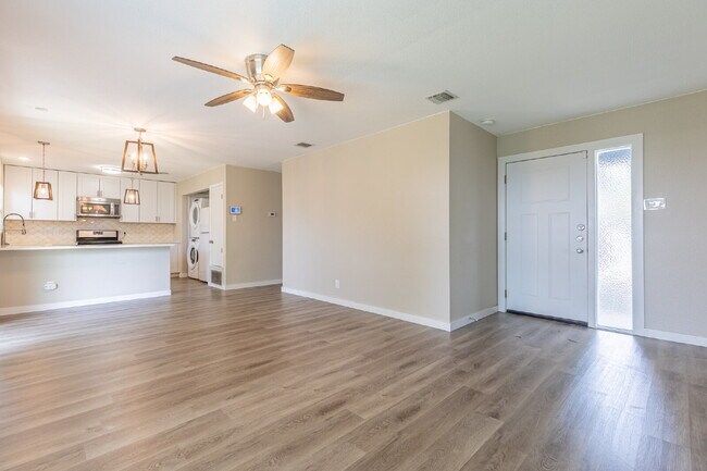 Building Photo - 1366 Bayou Dr