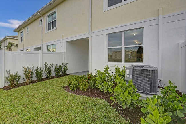 Building Photo - 585 Sanderling Cir