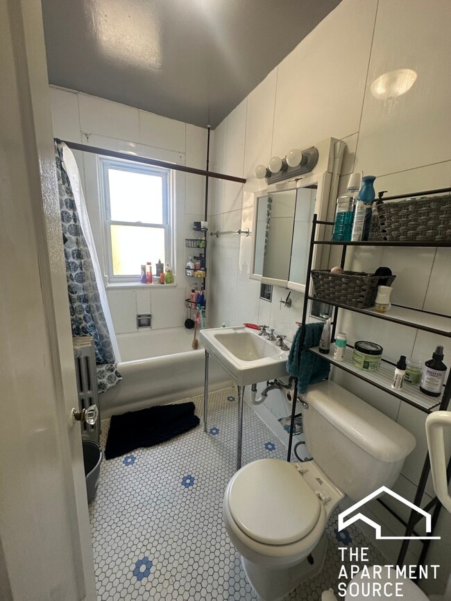 Building Photo - 2416 W North Shore Ave