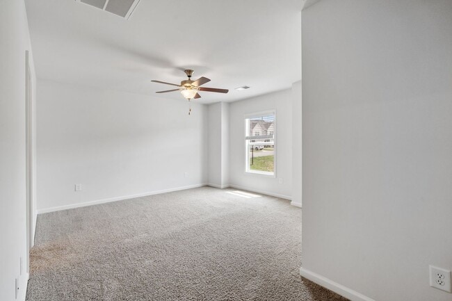 Building Photo - Lovely 3 BR, 2.5 BA Townhome, Centrally lo...