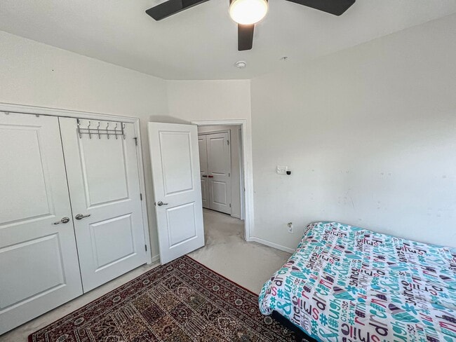 Building Photo - Stunning and Spacious 3 Bed, 2.5 Bath End-...