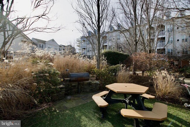 Building Photo - 2324 Henshaw Pl