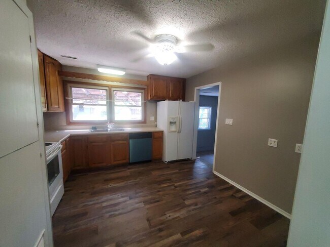 Building Photo - Single family home Recently renovated, mov...